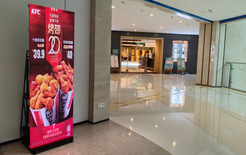 深圳商場P2.5室內(nèi)移動(dòng)智能廣告機(jī)-極光王